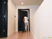 偷偷溜进客房来服务的女按摩师