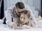 精灵般的小美女一看就忍不住揉捏插入刺激性奋