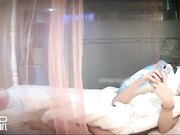 蚊帐房美女被操痛不让干了男友拔出鸡巴后想了下又强行草