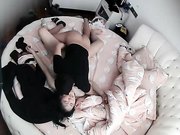 白嫩漂亮的大学美女刚进房间就被男友扑倒扯掉裤子强行啪啪