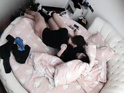 白嫩漂亮的大学美女刚进房间就被男友扑倒扯掉裤子强行啪啪