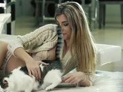 用美足撸硬鸡巴后再深深地扎进她紧绷的小穴里