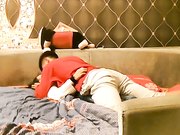 可能是第一次约会女孩坚守底线只给亲给摸就是不给操