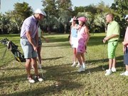 草坪上与两个高尔夫女郎的3P乱交