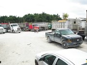 拖车场里大屌狂插辣妹的小粉穴