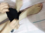 可爱的闷骚眼镜妹子黑丝被男炮友用手指抠出水吹硬鸡巴骑坐