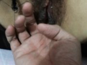 可爱的闷骚眼镜妹子黑丝被男炮友用手指抠出水吹硬鸡巴骑坐