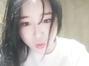 网红妹子在网吧玩露出被隔壁小伙发现了直接硬来掏出鸡巴就吃