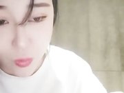 网红妹子在网吧玩露出被隔壁小伙发现了直接硬来掏出鸡巴就吃