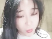 网红妹子在网吧玩露出被隔壁小伙发现了直接硬来掏出鸡巴就吃