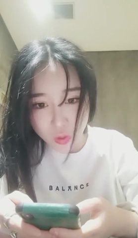 网红妹子在网吧玩露出被隔壁小伙发现了直接硬来掏出鸡巴就吃