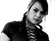 射在白嫩少妇粉红色的肥美鲍鱼上