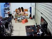 小两口打烊后关上门在门市里啪啪干得大叫