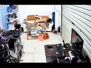 小两口打烊后关上门在门市里啪啪干得大叫