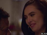 两条黑屌分享长发白嫩美女