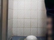 思密达美女丝袜蹲厕地太滑气质高跟妹子不小心摔了一跤