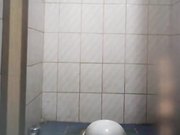 思密达美女丝袜蹲厕地太滑气质高跟妹子不小心摔了一跤