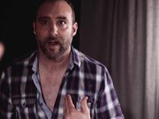 等着男朋友大硬屌操的娇小黑发美女