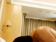 气质富姐拉着小伙酒店开房没干过瘾又到男的家中继续干