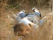 公园两学生情侣荒草掩护席地野战干完用纸巾擦一擦