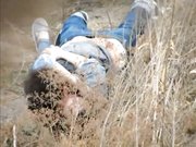 公园两学生情侣荒草掩护席地野战干完用纸巾擦一擦