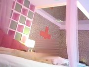 高级情趣房约操长腿美女逼毛茂密淫水泛滥操的太猛把套子都干破了