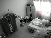 黑客破解家庭网络摄像头胖哥中午也要和苗条漂亮媳妇来一炮