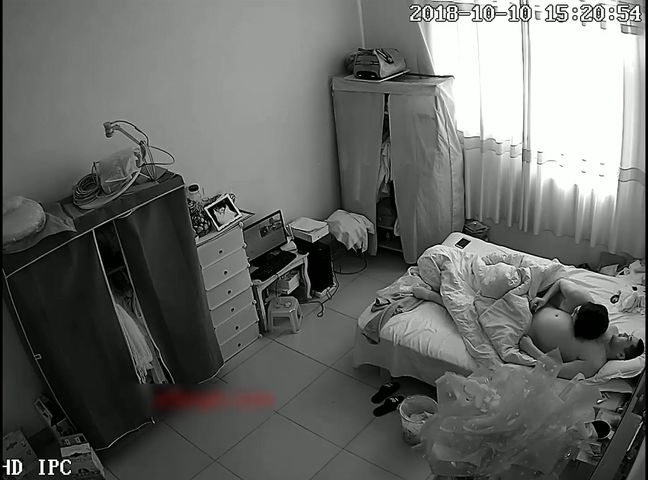 黑客破解家庭网络摄像头胖哥中午也要和苗条漂亮媳妇来一炮