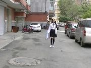 艺校美女小花在家里楼下溜达被人贩子麻老四迷倒