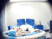 年轻眼镜大学生情侣周末校外开房打炮漂亮美女身材苗条娇小被男友狂舔私处边搞边聊体位都玩一遍