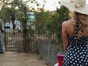 在家门口就迫不及待做爱的淫妇