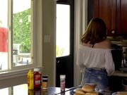 两对父女一起组织烧烤派对瞒着另一个父亲操了两个女孩