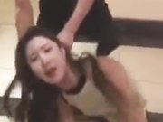 同事去酒店包房唱K这的小姐服务真不错包房口得不过瘾到厕所草