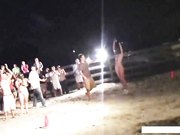 美国大学生淫乱系列沙滩派对全裸玩游戏