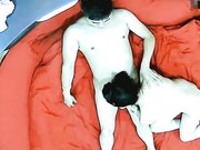 大红床上帝视角近距离偷窥土豪金小哥和白嫩美女做爱