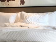 酒店开房操老婆的闺蜜啪啪玩得正爽媳妇来短信了