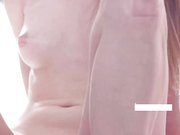 极品模特裸睡起床洗漱尿尿然后吸盘式大黑屌配合振动棒自慰