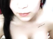 大奶骚气妹子透视情趣装黑色丝袜床上玻璃黄瓜按摩器自慰喷水