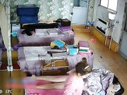 保健养生馆里的监控视频偷拍女客人全裸拔火罐