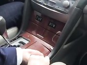 开车接女朋友真饥渴大白天的让男友把车停在路边车震