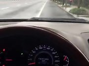 开车接女朋友真饥渴大白天的让男友把车停在路边车震