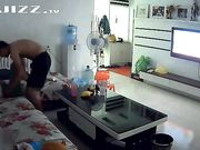 饥渴夫妇毫无顾忌客厅狂干 儿子喊老爸接电话