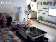 饥渴夫妇毫无顾忌客厅狂干 儿子喊老爸接电话