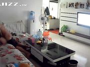 饥渴夫妇毫无顾忌客厅狂干 儿子喊老爸接电话