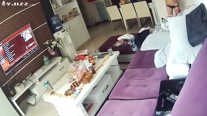 监控偷拍白领夫妻 老公吃老婆的小葡萄