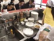 洗碗工客人面前被大厨扣湿了以后直接开干