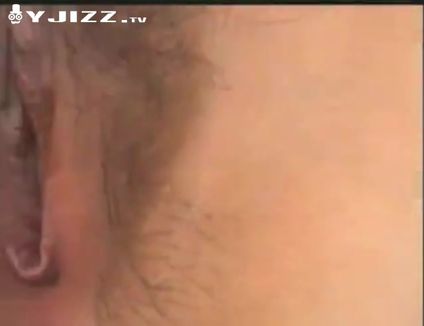 和刚交不久的小女友家中做爱 表情很陶醉