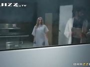 她为大屌疯狂 白丝情趣的小美人在医架上被狂戳