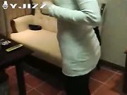 初次约炮极美人妻 口交的感觉很生涩 应该是第一次吧