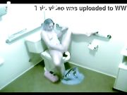 大一学生妹家中厕所里脱光自慰 刚喷出来就被父亲发现了